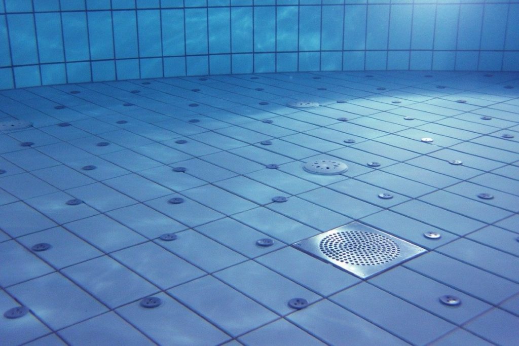 Bodenablaufe-in-Schwimmbecken